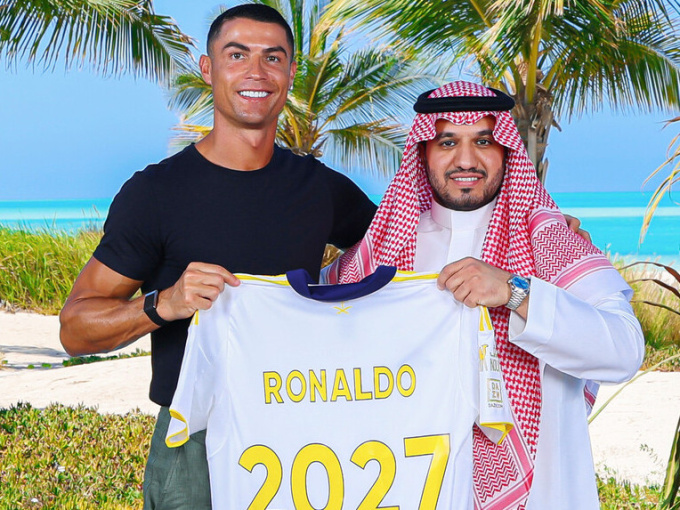 Ronaldo gây choáng với hợp đồng 'đế vương' ký với Al-Nassr