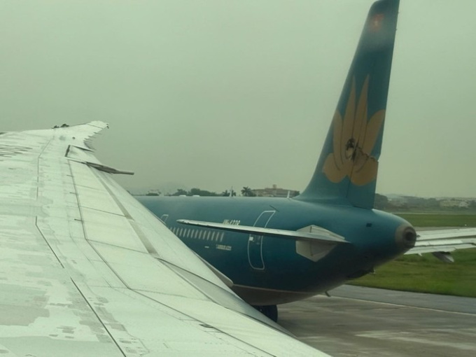 Va quệt hy hữu tại Nội Bài: Hai máy bay Vietnam Airlines 'so cánh' trên đường lăn