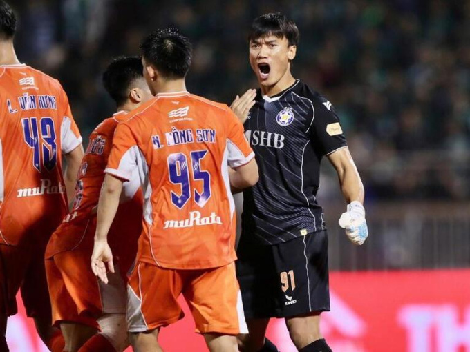 Ghi bàn, cản penalty giúp đội nhà thoát hiểm, thủ môn Bùi Tiến Dũng đã 'hồi sinh' ngoạn mục như thế nào?
