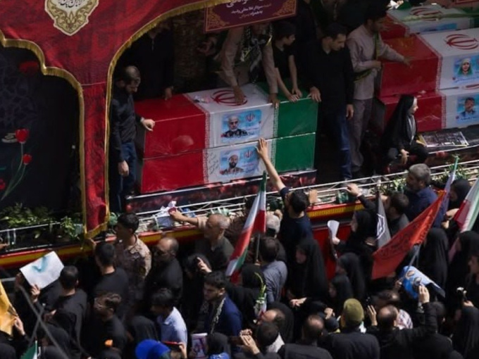 'Biển người' Iran tiễn biệt các chỉ huy, nhà khoa học hạt nhân thiệt mạng