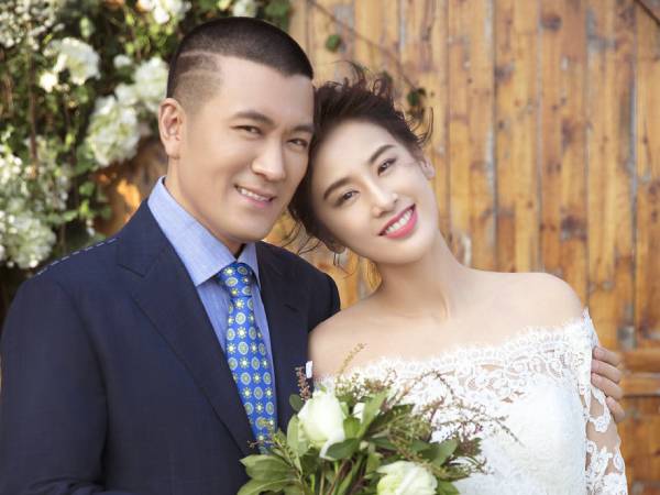 Chồng tỷ phú của Huỳnh Thánh Y gây sốc khi livestream khóc lóc cầu xin vợ quay lại, sự thật đằng sau là gì?