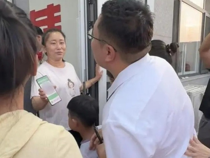 Bị ép chuyển tiền mới cho đón dâu, chú rể làm điều không ngờ khiến nhà gái 'đứng hình'
