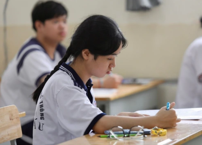 Đề tiếng Anh tốt nghiệp khó như thi IELTS: Học sinh 'khóc thét', chuyên gia nói gì?