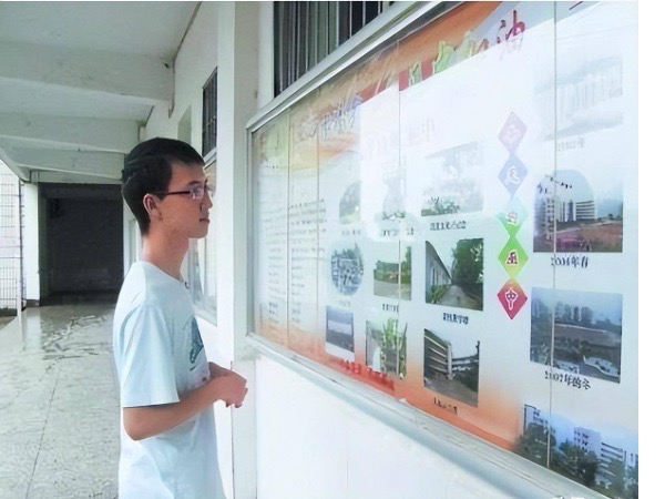 Nam sinh thi ĐH đạt thủ khoa tỉnh nhưng không trường nào chịu nhận, một trường top đầu thẳng thừng tuyên bố: "Sẽ không bao giờ nhận em này!"