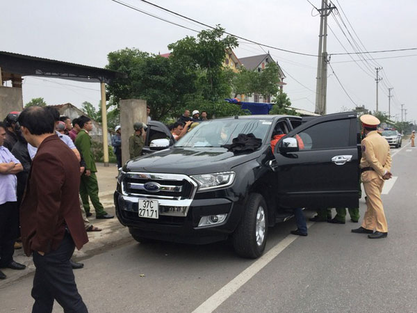 Bắt xe ô tô bán tải chở súng và ma tuý