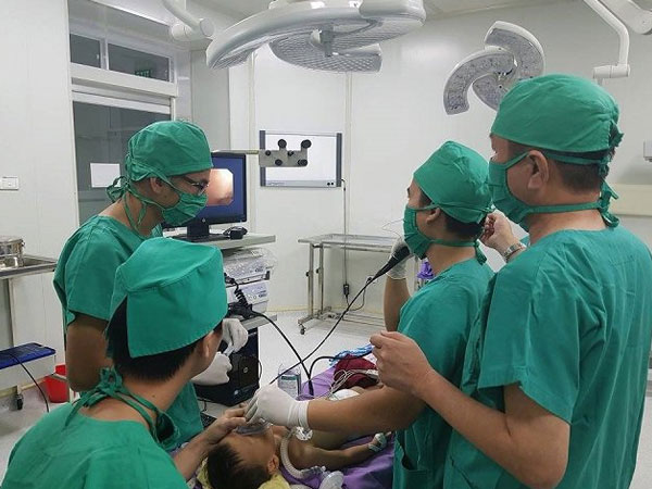 Bé trai 18 tháng tuổi nhập viện trong tình trạng tím tái vì ăn phải hạt quả hồng