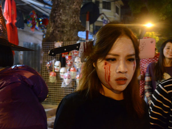 Nhiều người hốt hoảng với cảnh tượng dao cắm xuyên đầu cô gái trẻ trong đêm Halloween trên phố Hàng Mã