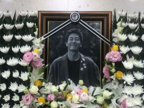 Loạt sao xuất hiện tại đám tang sao 'Reply 1988' sau khi vừa dự đám cưới Song Joong Ki
