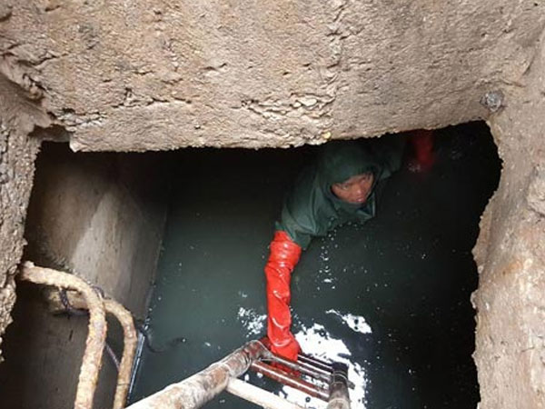 Mải dọn rác dưới cống, nam công nhân chết lặng vì gặp người yêu