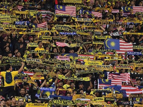 Manh động từ fan đến đội, bóng đá Malaysia bị phạt nặng