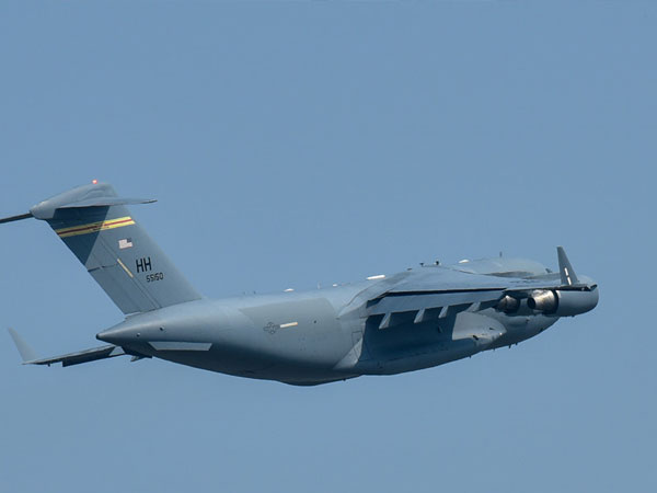 Ngựa thồ C-17 chở theo những gì đến Việt Nam cho TT Trump?