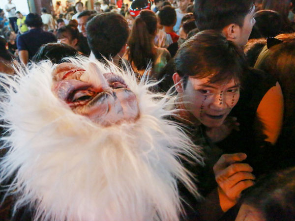 Người Sài Gòn hóa trang xuống phố Bùi Viện đêm Halloween