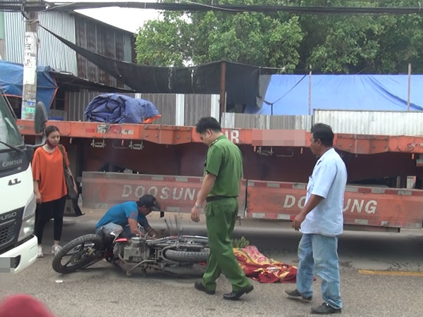 Người thân nhiều lần ngất xỉu cạnh thi thể nữ sinh 20 tuổi chết thảm dưới gầm xe đầu kéo