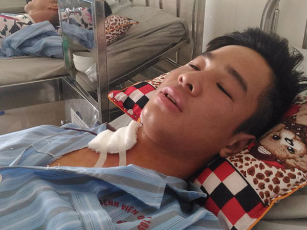 'Sau khi nghe thấy tiếng nổ lớn, tôi bật dậy thì thấy máu bắn ra từ cổ'