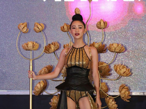 Trang phục dân tộc của Hà Thu và thí sinh Hoa hậu Trái đất 2017