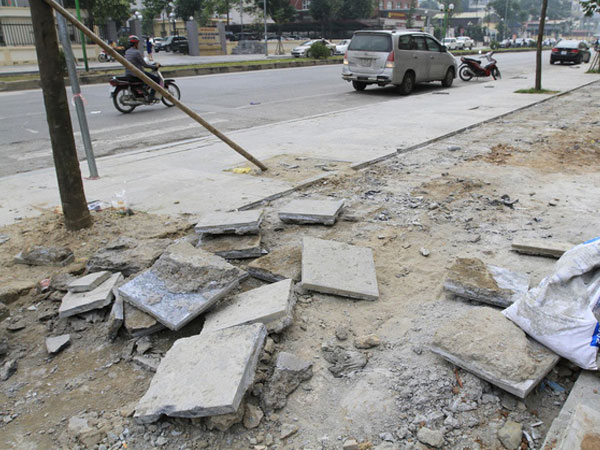 Hà Nội: Cạy đá lát 'bền 70 năm' bị vỡ lên làm lại
