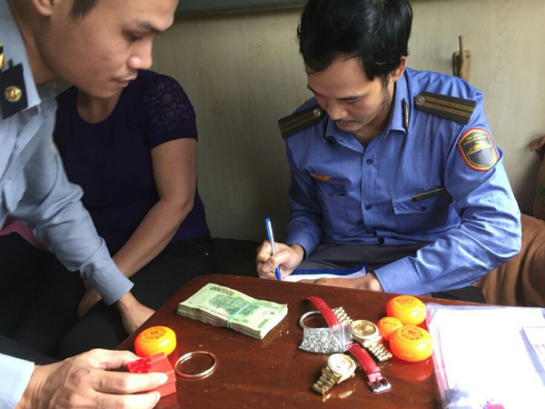Hành khách quên va ly tiền cùng nhiều trang sức trên tàu