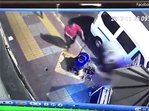 Kinh hoàng cảnh tượng người phụ nữ ném chiếc xe đẩy của đứa bé 8 tháng tuổi ra đường