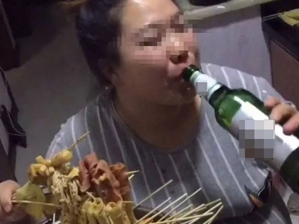 Mẹ bầu 9 tháng phát trực tiếp cảnh uống bia, ăn thịt nướng, dân mạng ngao ngán kêu: 'Bó tay!'