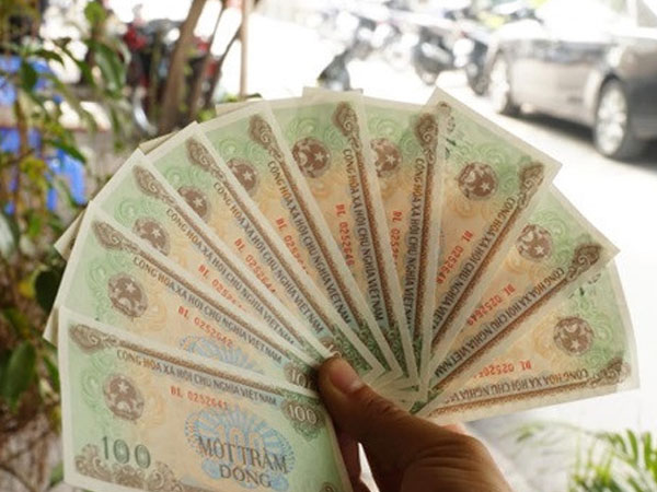 Muốn có tiền giấy 100 đồng phải chịu phí đổi cao gấp hàng trăm lần