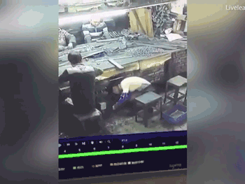 Video: Bất cẩn cuốn tóc vào máy, nữ công nhân bị lột cả mảng da đầu