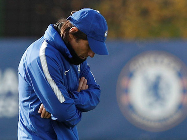 Abramovich và Conte không thèm nhìn mặt nhau