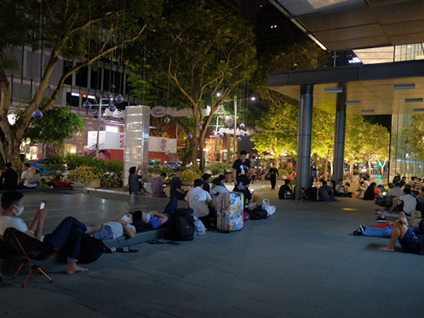 Apple Store 'bất lực' giải tán đám đông người Việt chờ mua iPhone X