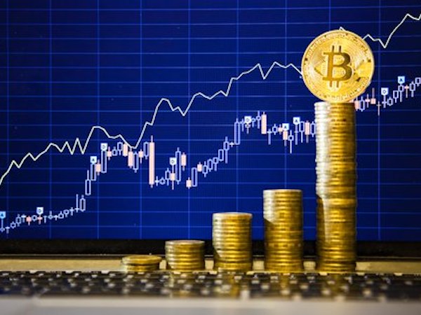 Bitcoin điên cuồng tăng giá, đạt mốc 7.300 USD