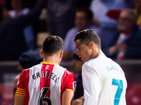 C.Ronaldo từ chối đổi áo vì đối thủ chơi xấu