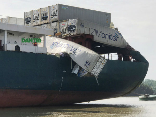 Hai tàu container tông nhau trên sông, hàng trăm người lao ra 'hôi của'