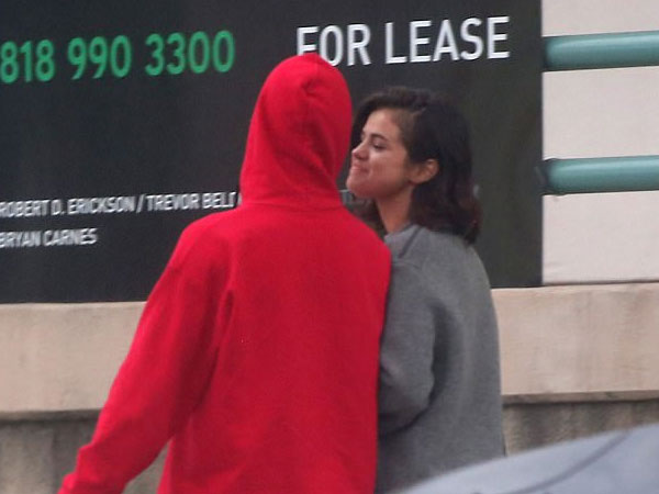 Justin Bieber và Selena Gomez đạp xe dạo phố giữa tin tái hợp