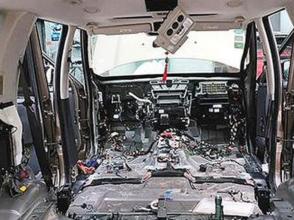 Land Rover bạc tỉ tan tành vì 1 con chuột: Đấu trí suốt 5 ngày không bắt nổi 'thủ phạm'