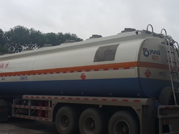 Người đàn bà pha chế 200.000 lít xăng bẩn bị bắt