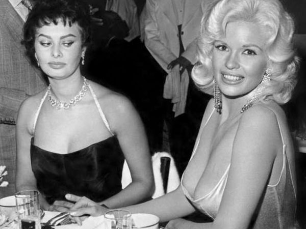 Sự thật đằng sau bức ảnh nổi tiếng cô đào Sophia Loren liếc nhìn 'vòng một' của nữ đồng nghiệp'