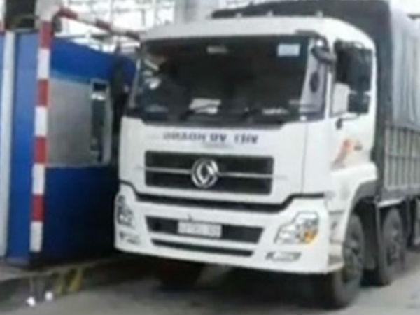 Tài xế trả tiền lẻ qua trạm BOT gây kẹt xe 2 km