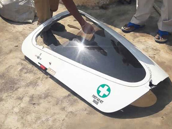 Thoát chết khi cửa máy bay từ trên trời rơi xuống mái nhà