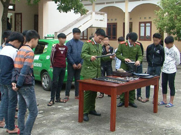 13 học sinh THCS thuê 2 ô tô đi đánh nhau do mâu thuẫn trên facebook