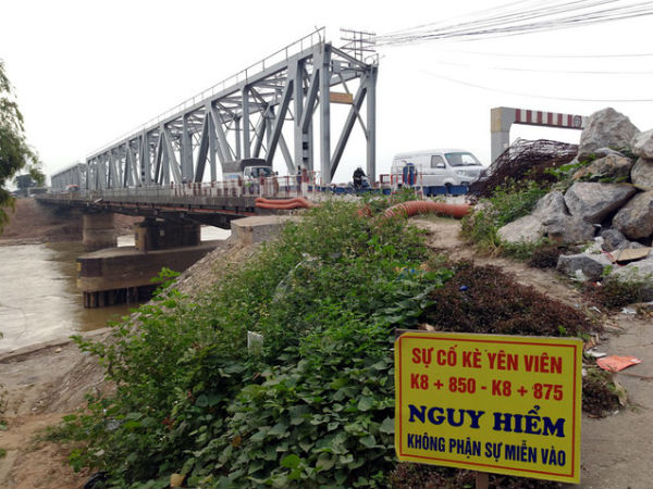 Hà Nội: Vết nứt chạy dài dưới chân cầu Đuống, người dân phải bỏ nhà di tản vì lo sợ 'hà bá' nuốt chửng