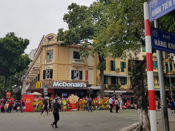 Khách thủ đô tò mò ngày McDonald's mở cửa hàng đầu tiên tại Hà Nội