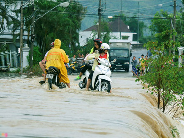 Mưa lớn 2 ngày, Nha Trang phố biến thành sông