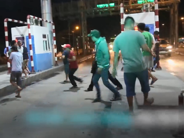 Video: Người dân hò hét tại BOT Cai Lậy bất chấp xe lưu thông tốc độ cao