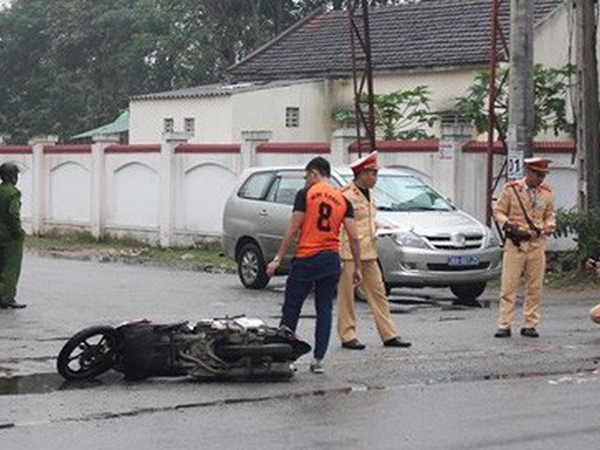 Thanh niên đi xe máy va chạm người đi bộ, bay lên vỉa hè và tử vong