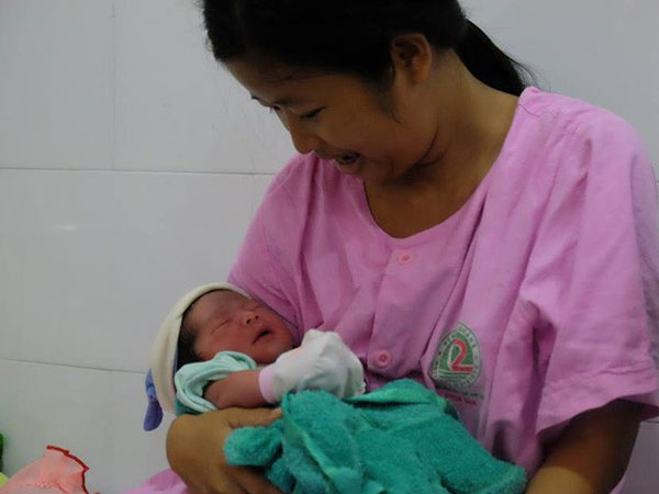 TP.HCM: Chồng đi làm không về, sản phụ đẻ rớt con trong hố nước nhà vệ sinh lúc nửa đêm