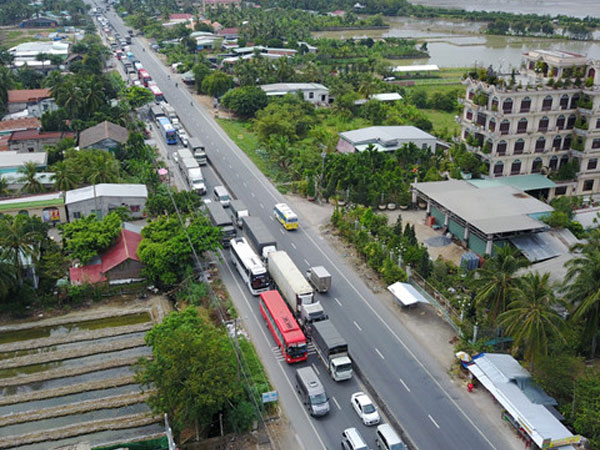 Video: Kẹt xe dài nửa cây số ở trạm thu phí Cai Lậy giữa trưa