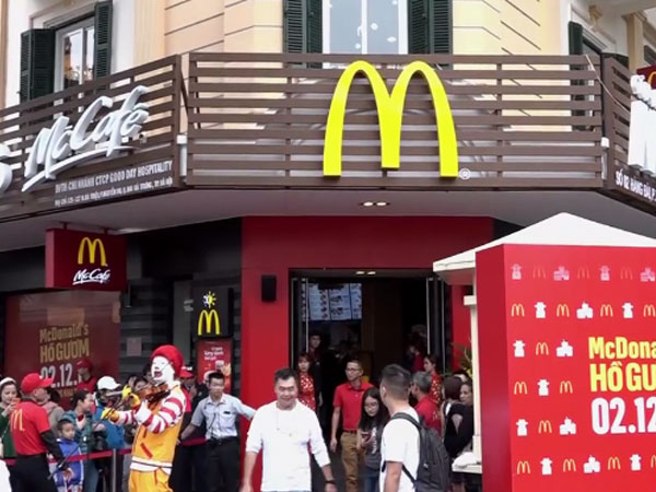 Video: Xếp hàng chờ mua đồ ăn nhanh Mc Donald's tại Hà Nội