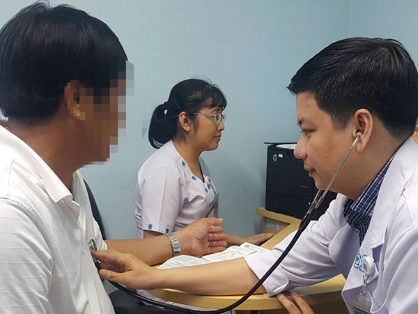 Cứu sống bệnh nhân lên cơn đau tim khi đang 'yêu'