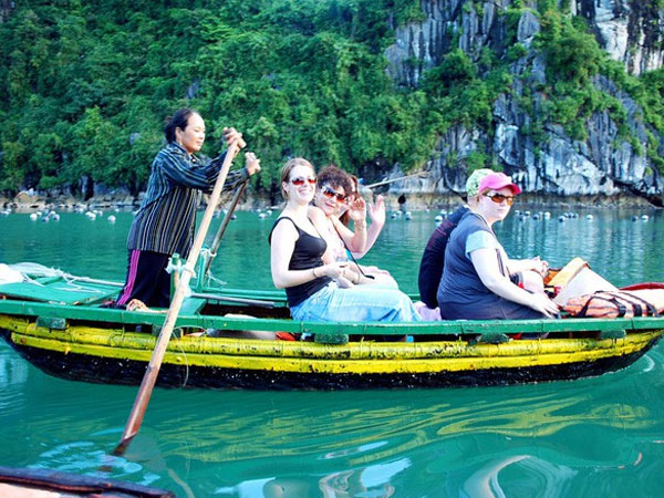 Du lịch "lên ngôi" có bù đắp được sự tuột dốc của dầu mỏ?