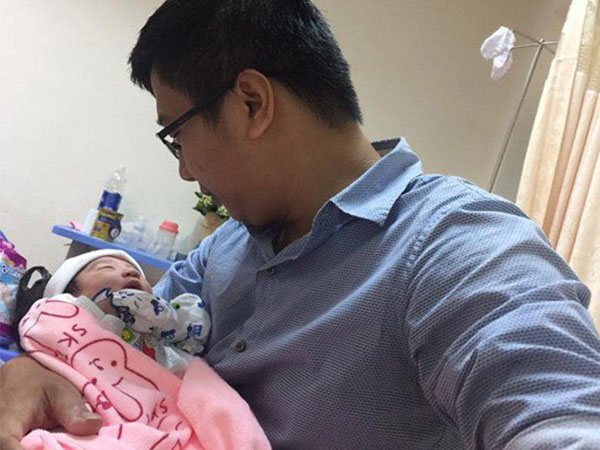 'Gái quê' Lê Thị Phương và ông xã hạnh phúc đón con gái đầu lòng
