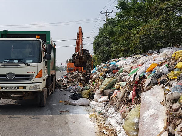 Hà Nội bất ngờ bứng loạt núi rác ứ đọng, bốc mùi nhiều tháng