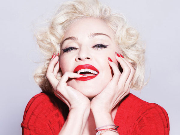 Madonna bất ngờ ngồi máy bay hạng phổ thông dù sở hữu tài sản tỷ đô